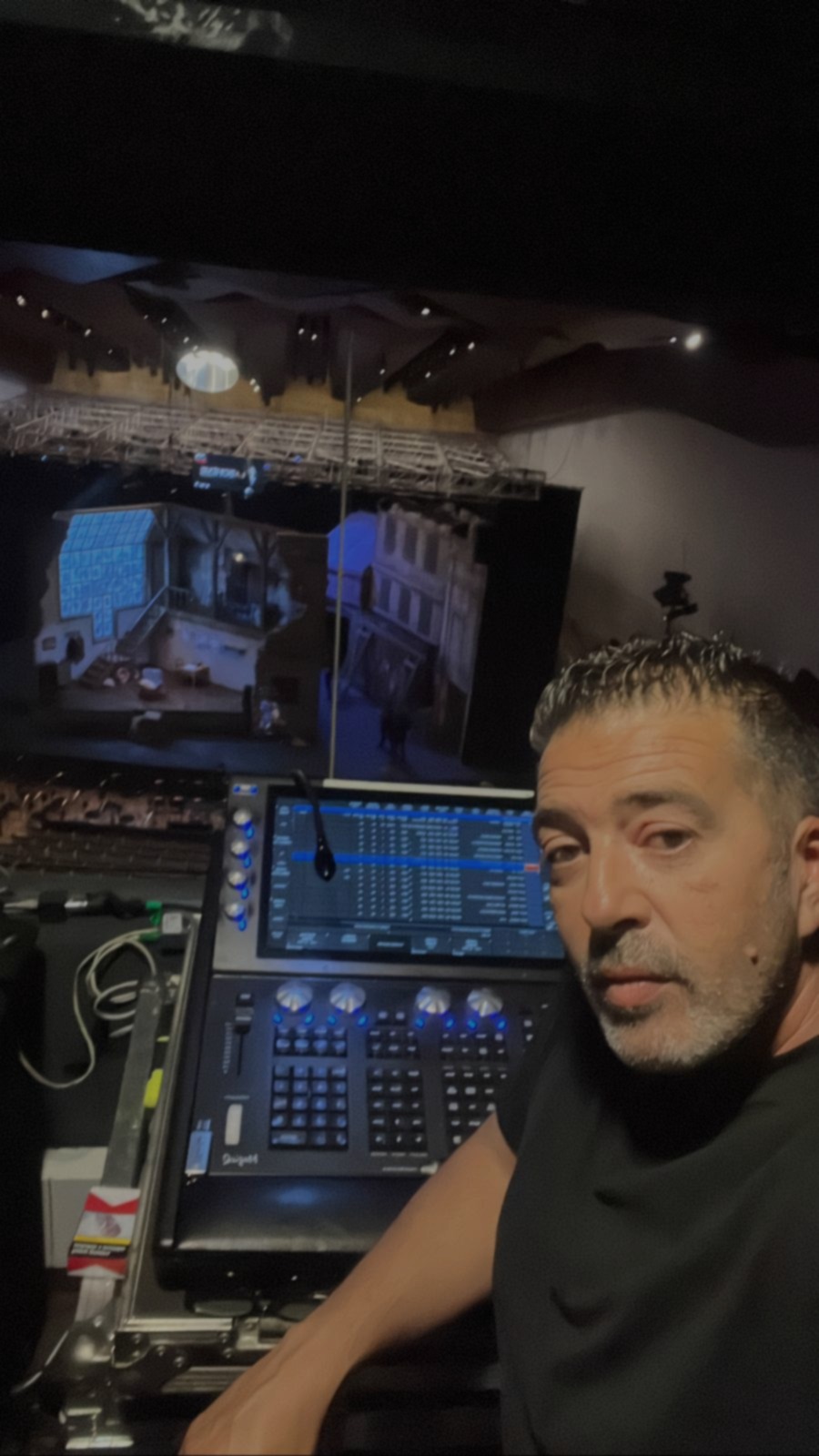 Humberto Toscano en control FOH programando iluminación